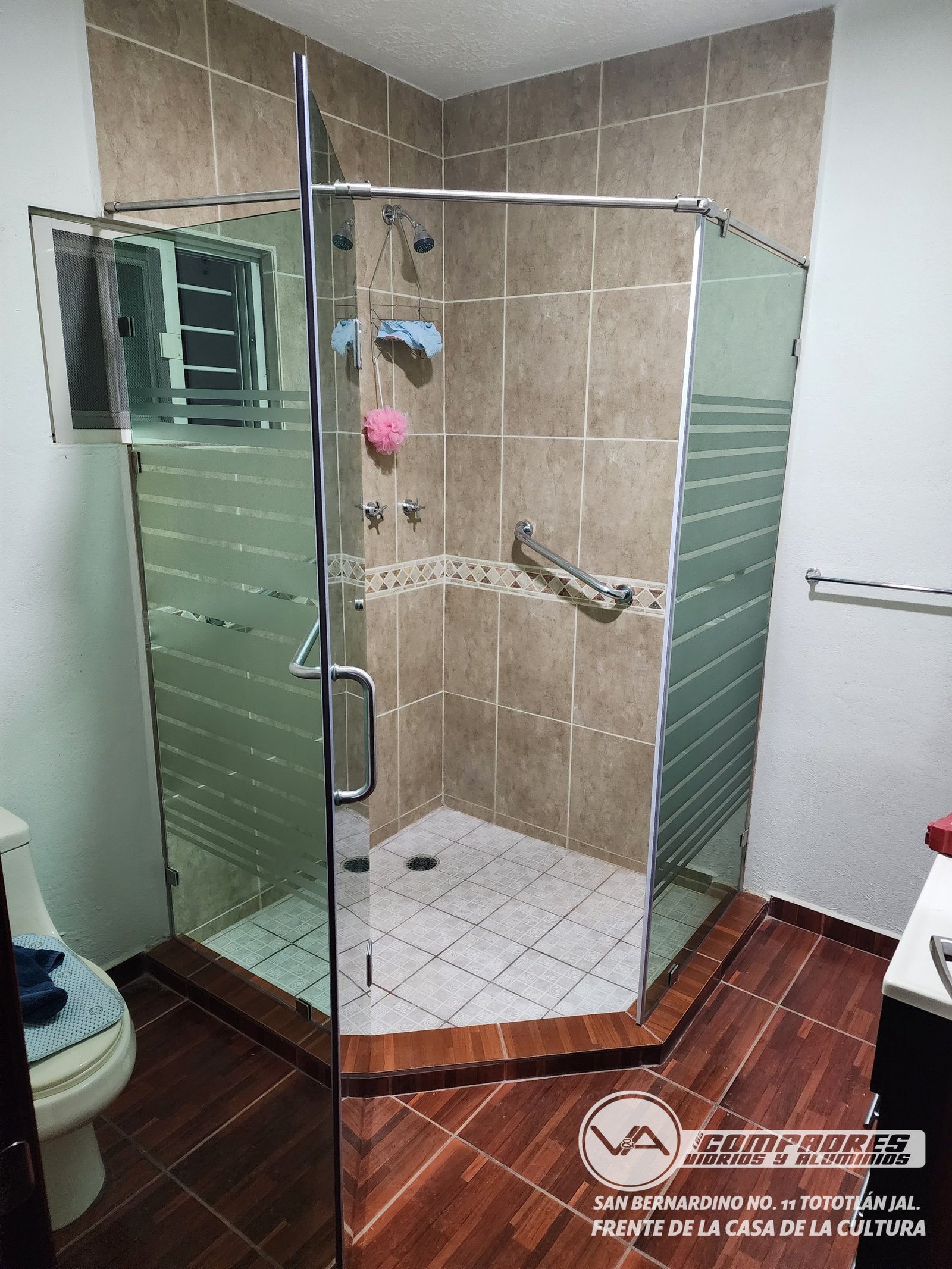 Division de baño en angulo