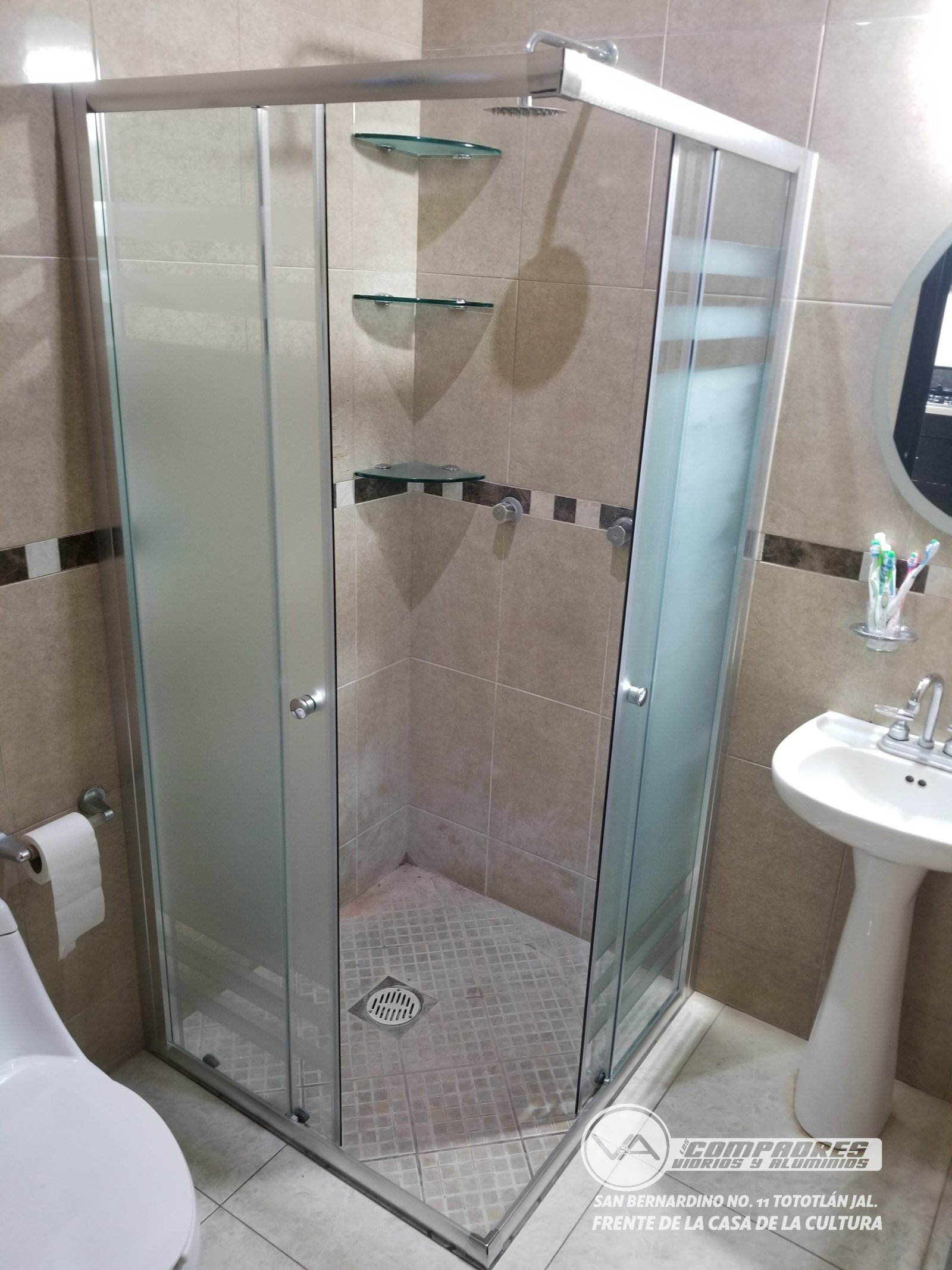 Division de baño en escuadra con calca