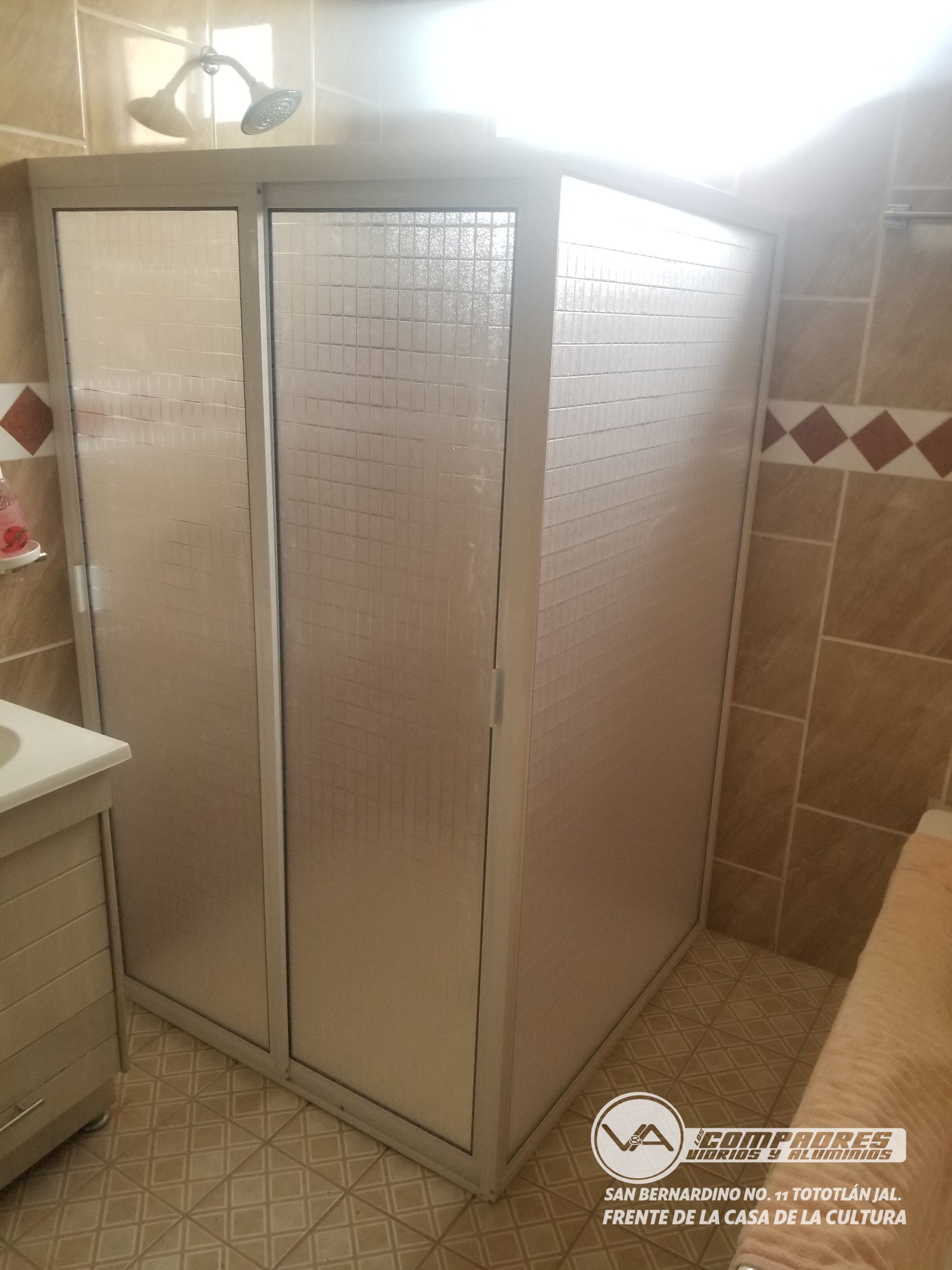 Cancel de baño en escuadra