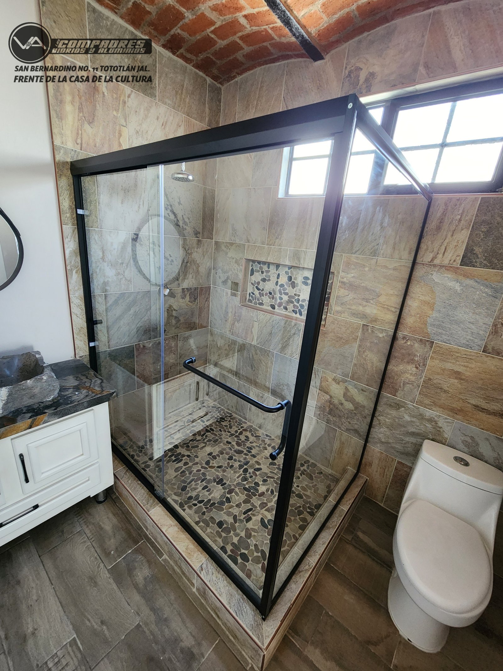 Division de baño en escuadra rio bravo jaladera toallero