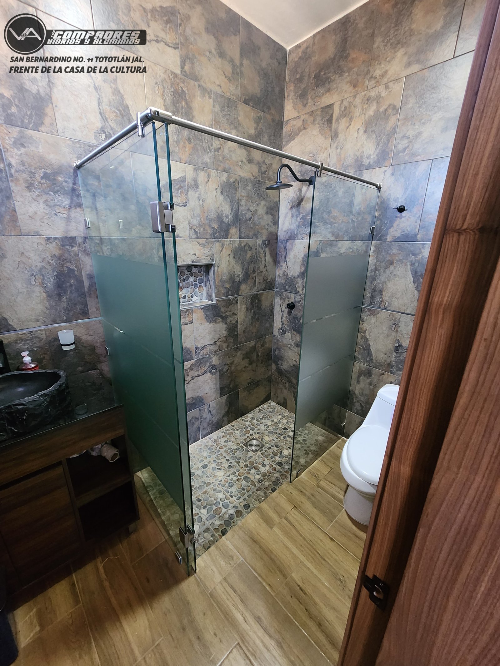 Division de baño vidrio 9mm en escuadra con calcas